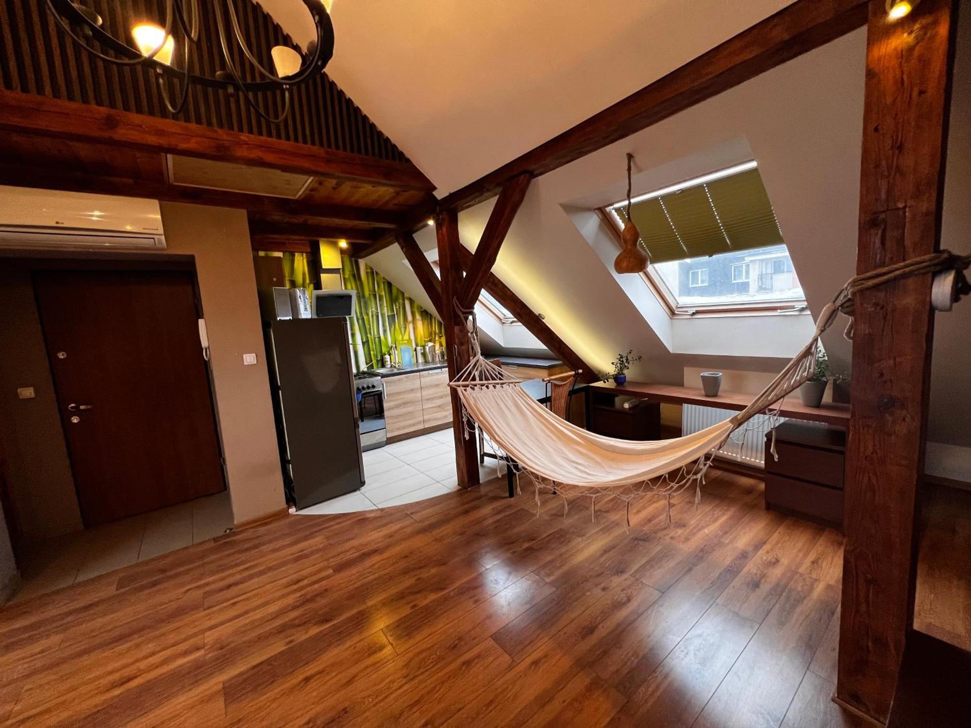 Cozy Attic Apartment *